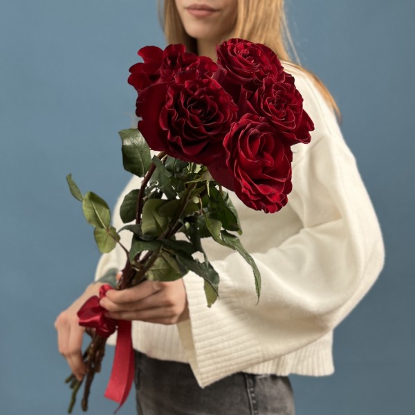 5 красных пионовидных роз Хартс 70 см