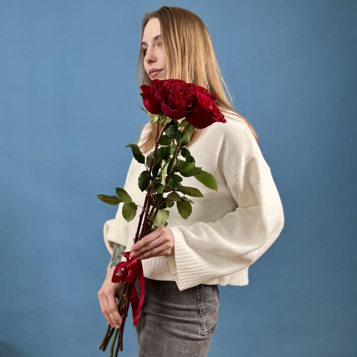 5 красных пионовидных роз Хартс 70 см