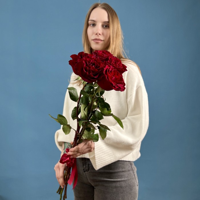 5 красных пионовидных роз Хартс 70 см