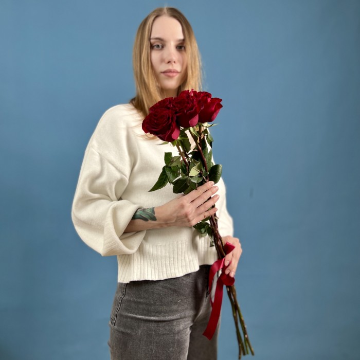 5 красных пионовидных роз Хартс 70 см