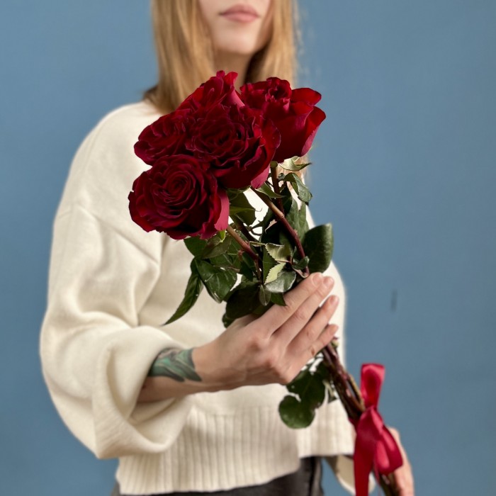 5 красных пионовидных роз Хартс 70 см