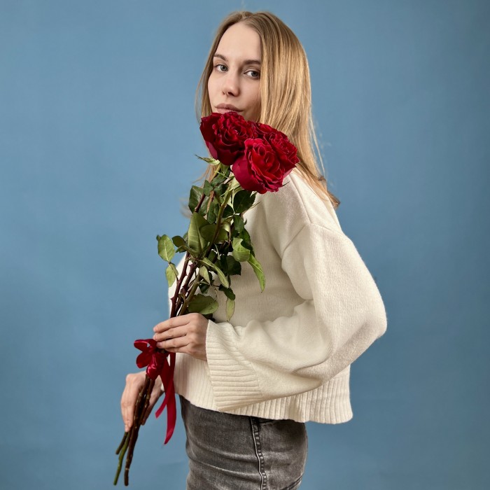 5 красных пионовидных роз Хартс 70 см