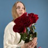 5 красных пионовидных роз Хартс 70 см