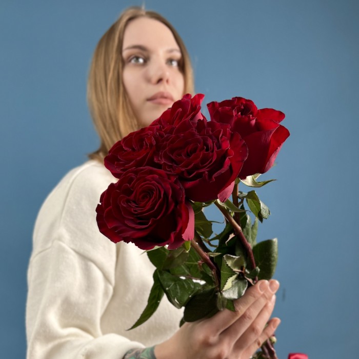 5 красных пионовидных роз Хартс 70 см