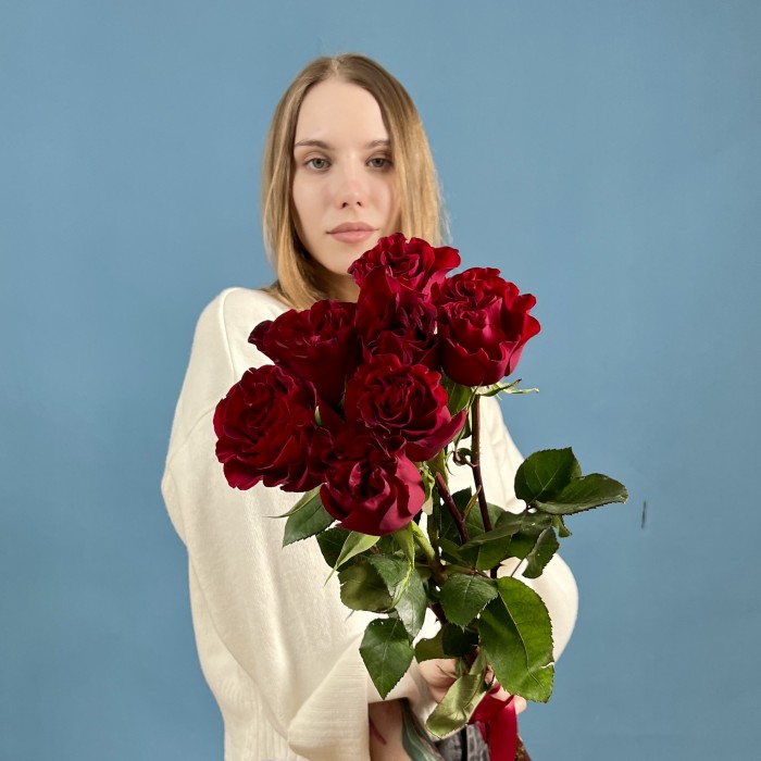 7 красных пионовидных роз Хартс 70 см