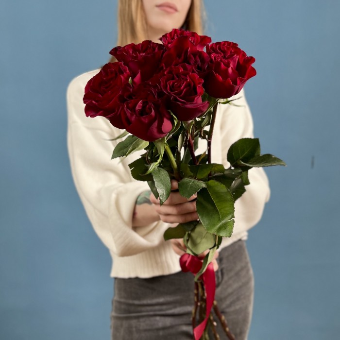 7 красных пионовидных роз Хартс 70 см