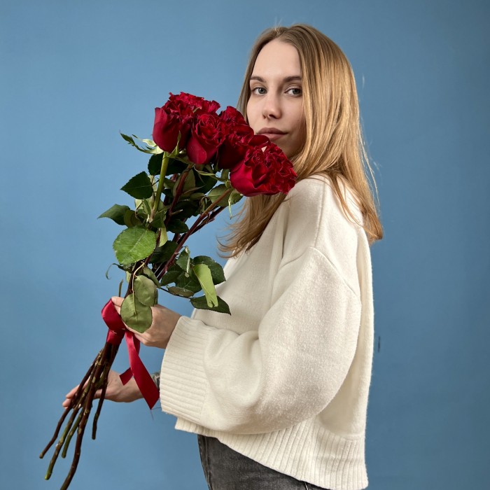 7 красных пионовидных роз Хартс 70 см