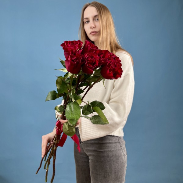 7 красных пионовидных роз Хартс 70 см
