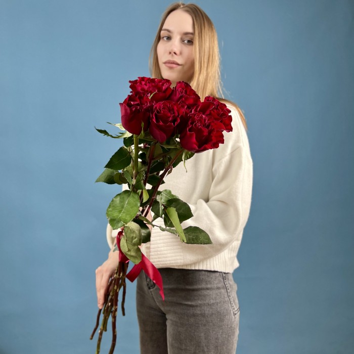 7 красных пионовидных роз Хартс 70 см
