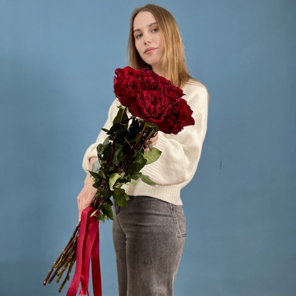 9 красных пионовидных роз Хартс 70 см