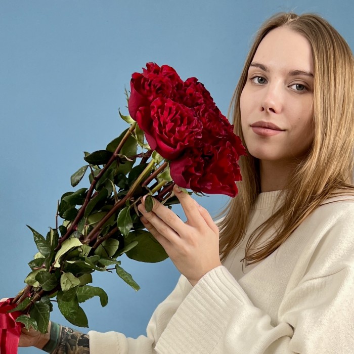 9 красных пионовидных роз Хартс 70 см