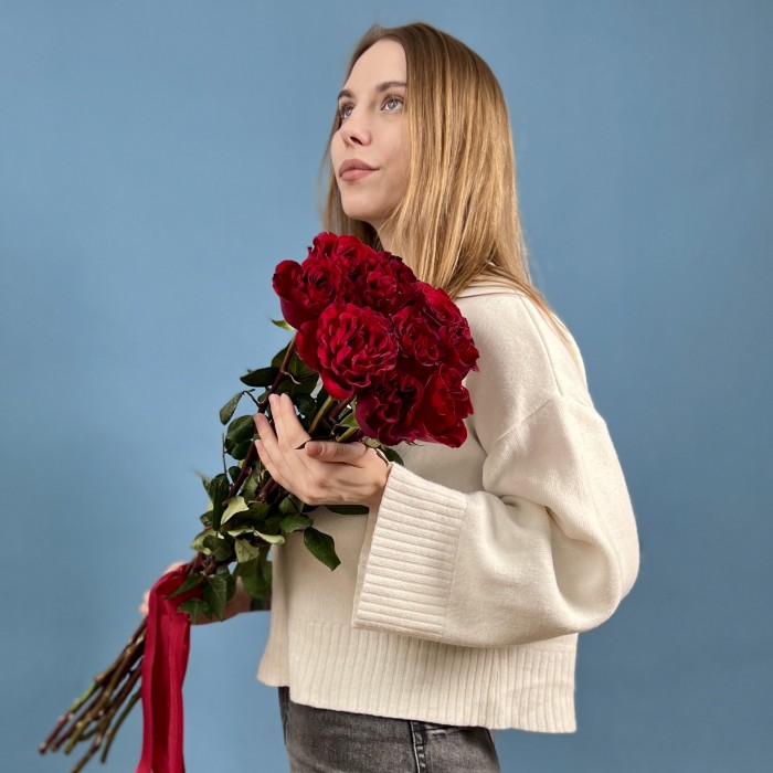9 красных пионовидных роз Хартс 70 см
