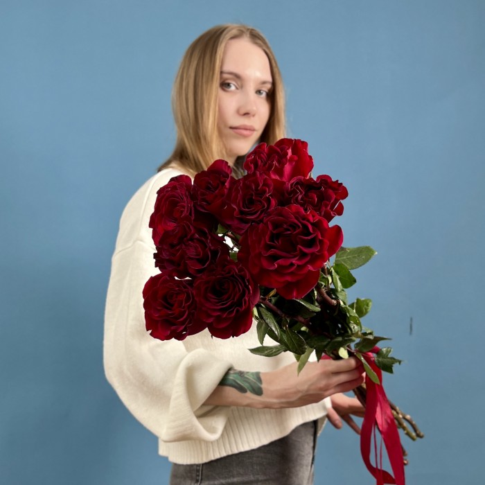 9 красных пионовидных роз Хартс 70 см