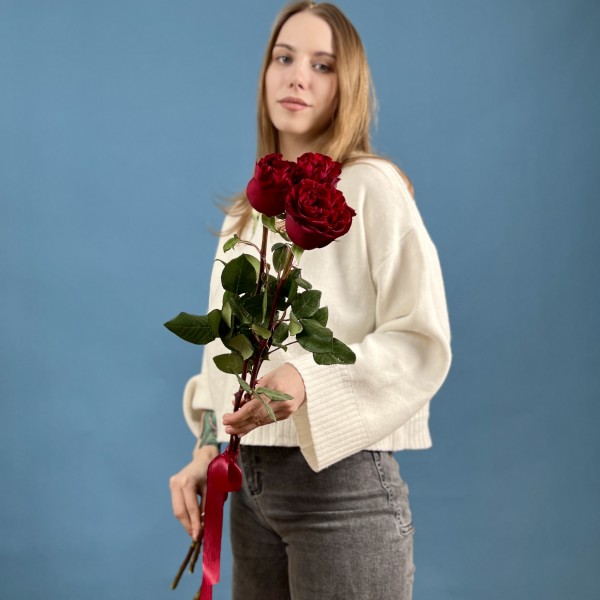 3 красные пионовидные розы Хартс 70 см