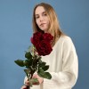 3 красные пионовидные розы Хартс 70 см