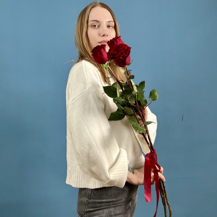 3 красные пионовидные розы Хартс 70 см