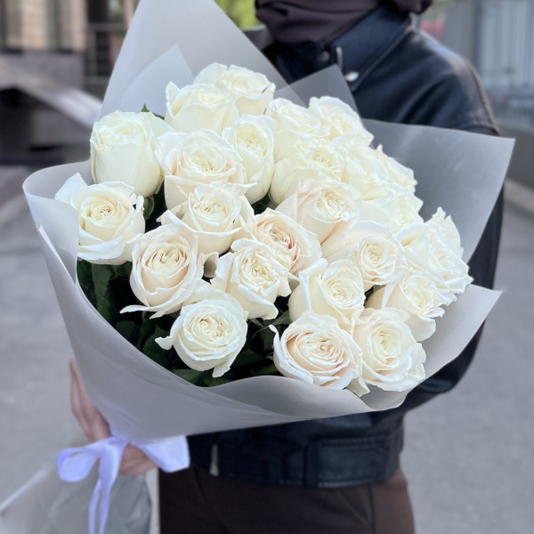 25 белых роз Проуд 60 см