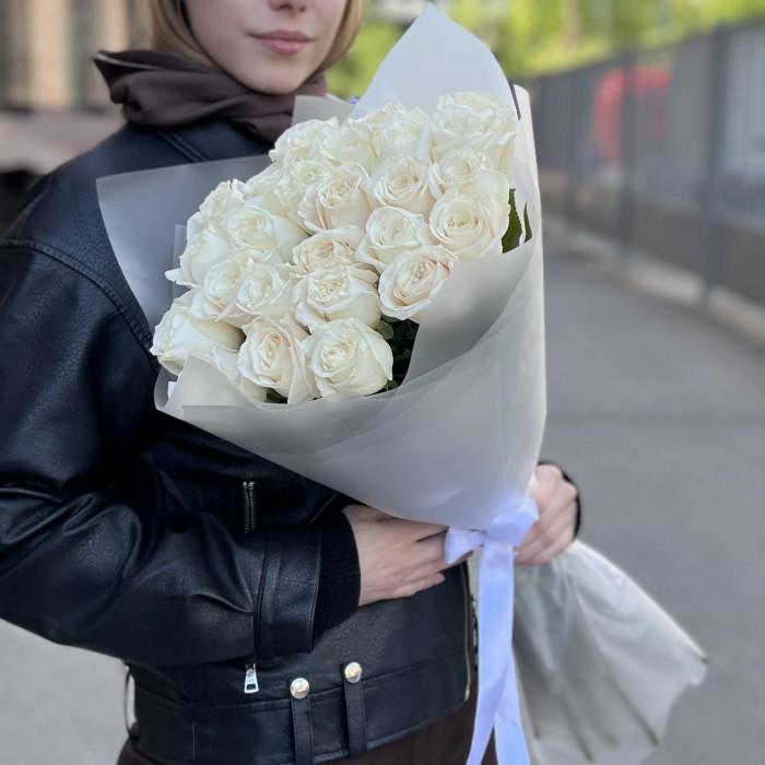 25 белых роз Проуд 60 см