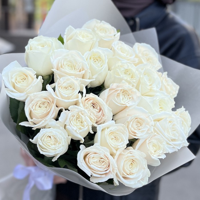 25 белых роз Проуд 60 см