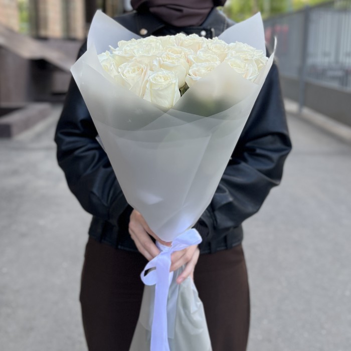 25 белых роз Проуд 60 см