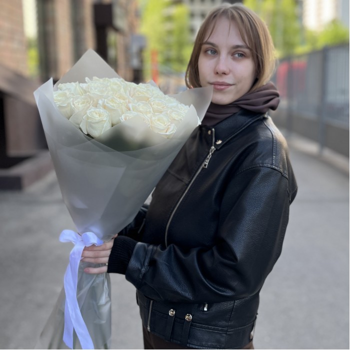 25 белых роз Проуд 60 см