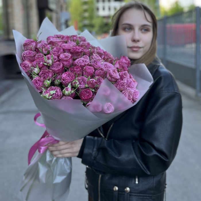 25 кустовых пионовидных роз Пурпл Куин 60 см