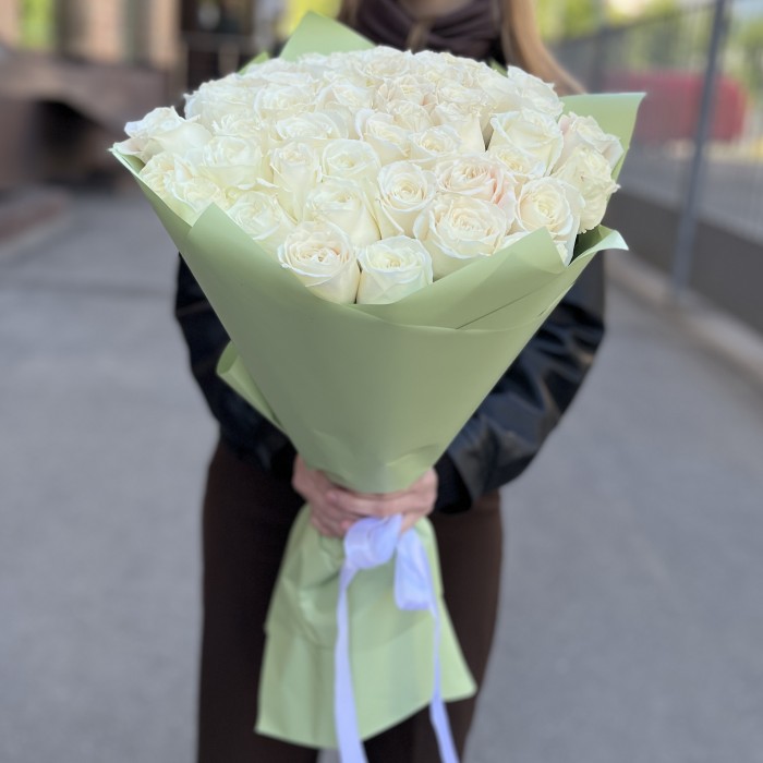 51 белая роза Проуд 60 см