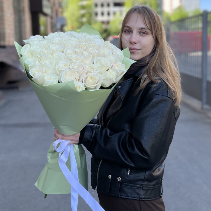 51 белая роза Проуд 60 см