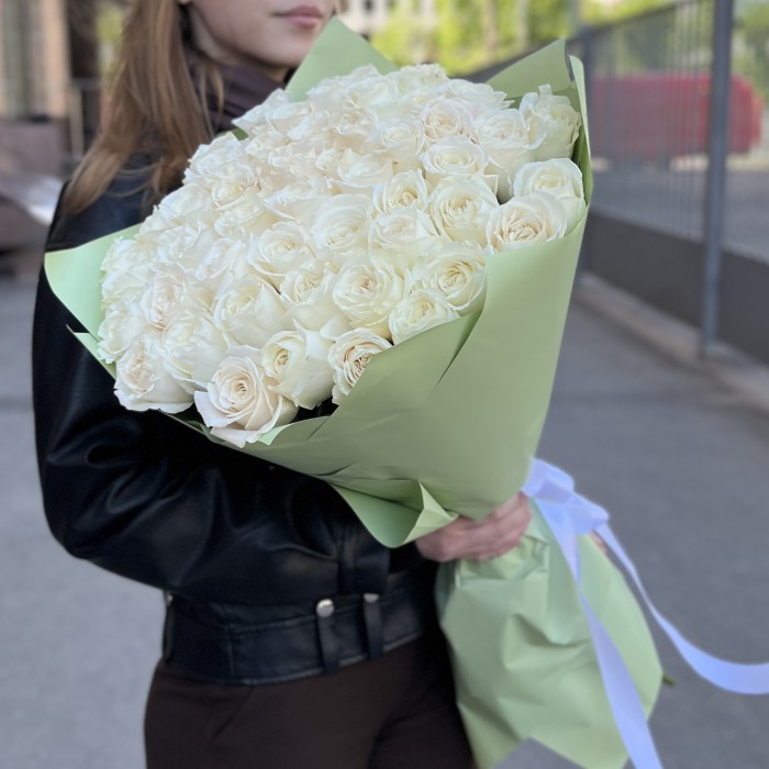 51 белая роза Проуд 60 см