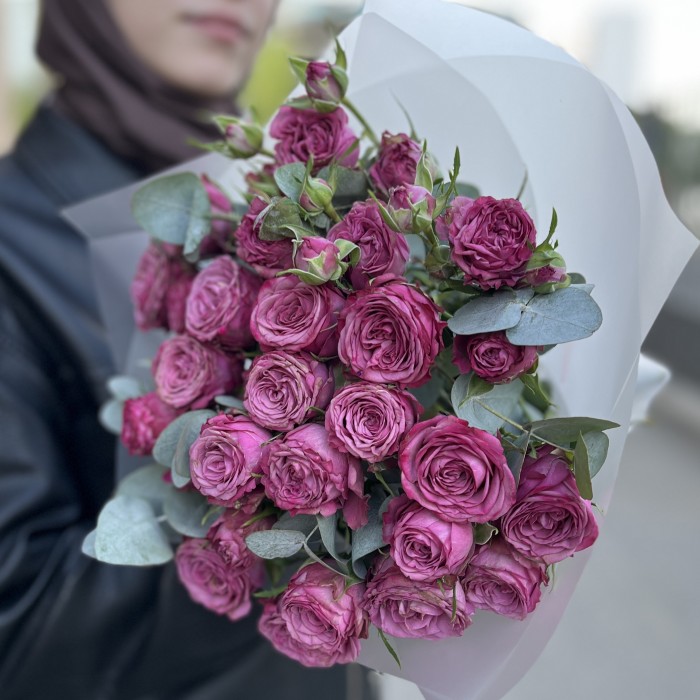 7 кустовых пионовидных роз Пурпл Куин 60 см