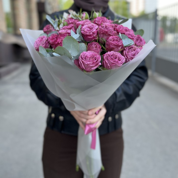 7 кустовых пионовидных роз Пурпл Куин 60 см