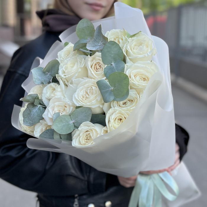 Букет из 15 белых роз Проуд с эвкалиптом