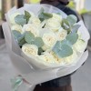 Букет из 15 белых роз Проуд с эвкалиптом
