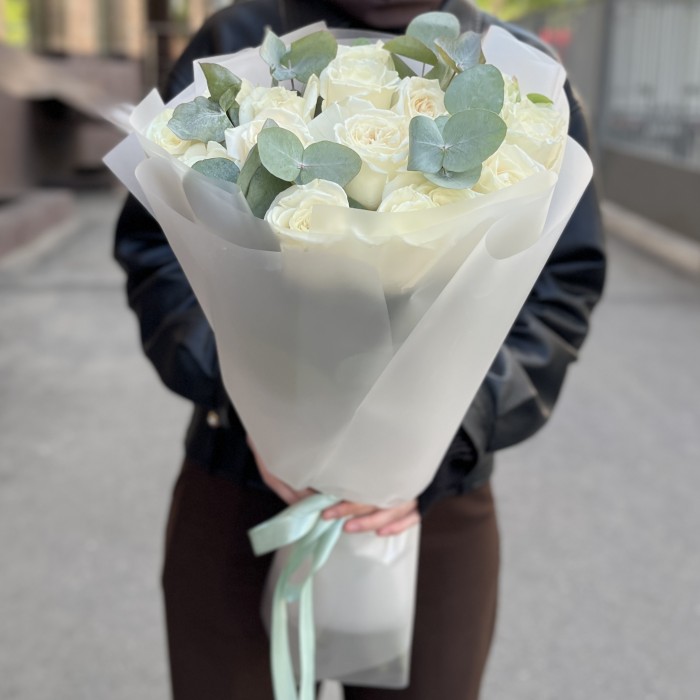Букет из 15 белых роз Проуд с эвкалиптом