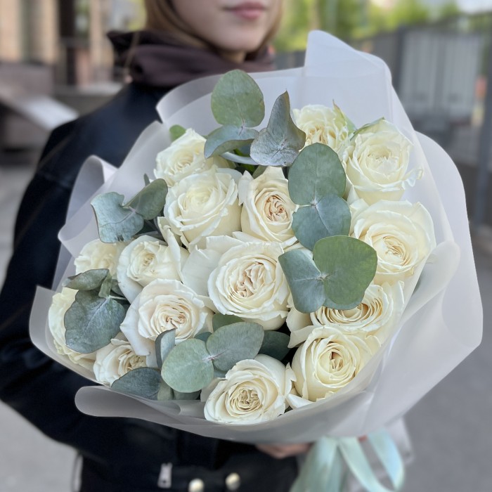 Букет из 15 белых роз Проуд с эвкалиптом