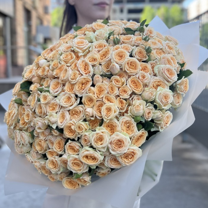 101 кремовая кустовая роза Тринити 40 см