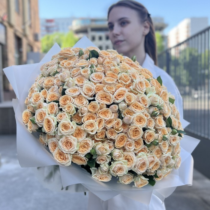 101 кремовая кустовая роза Тринити 40 см