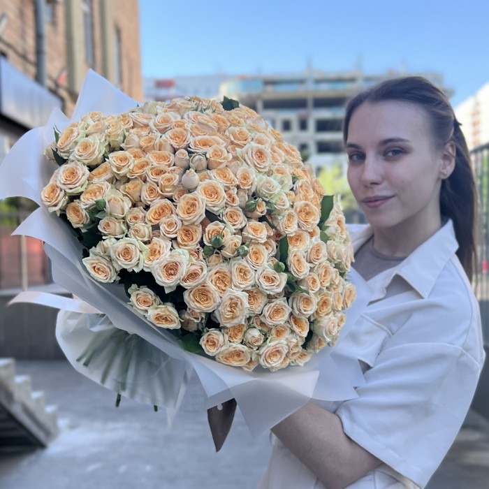 101 кремовая кустовая роза Тринити 40 см