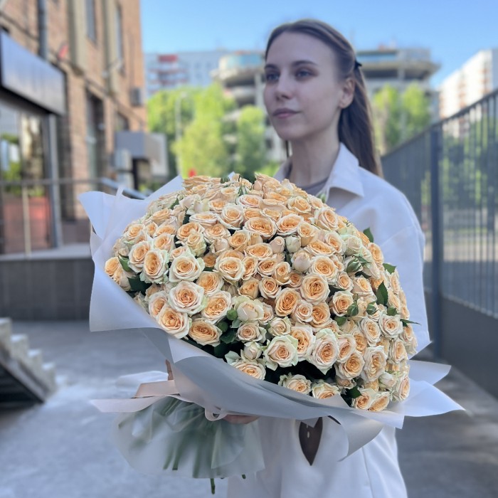 101 кремовая кустовая роза Тринити 50 см