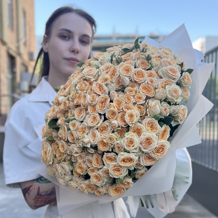 101 кремовая кустовая роза Тринити 50 см