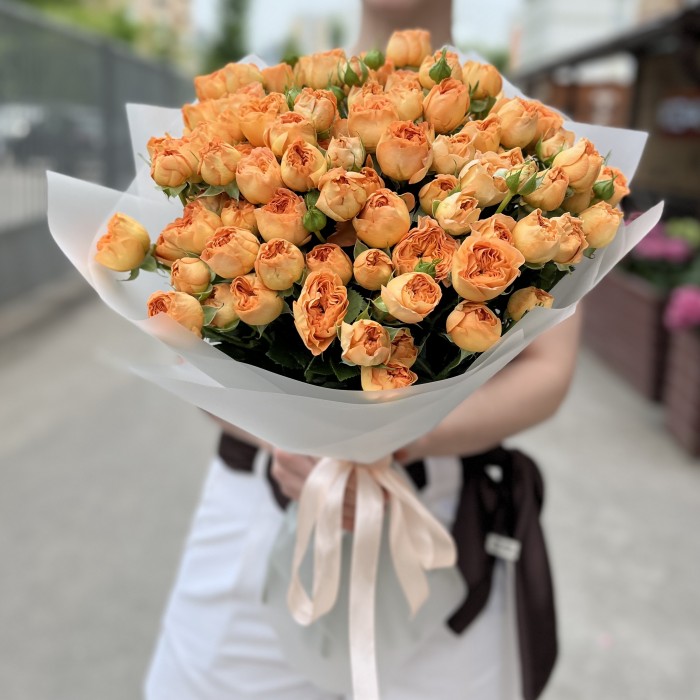 25 кустовых пионовидных роз Оранж Трендсеттер 50 см