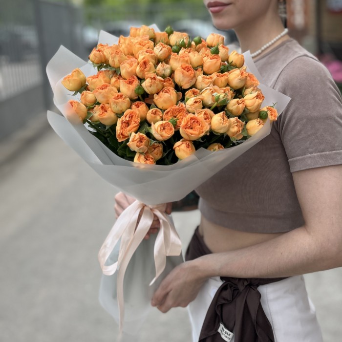 25 кустовых пионовидных роз Оранж Трендсеттер 50 см