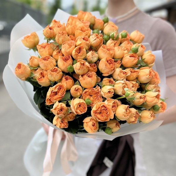 25 кустовых пионовидных роз Оранж Трендсеттер 50 см
