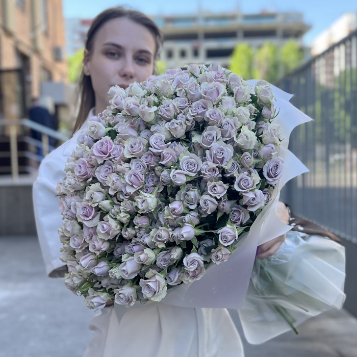 51 сиреневая кустовая роза Сильвер Шедоу 50 см