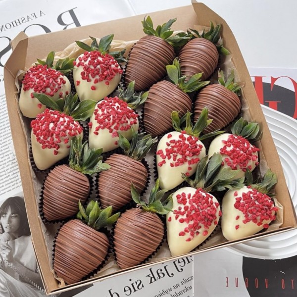 Клубника в белом и молочном шоколаде радость вкуса