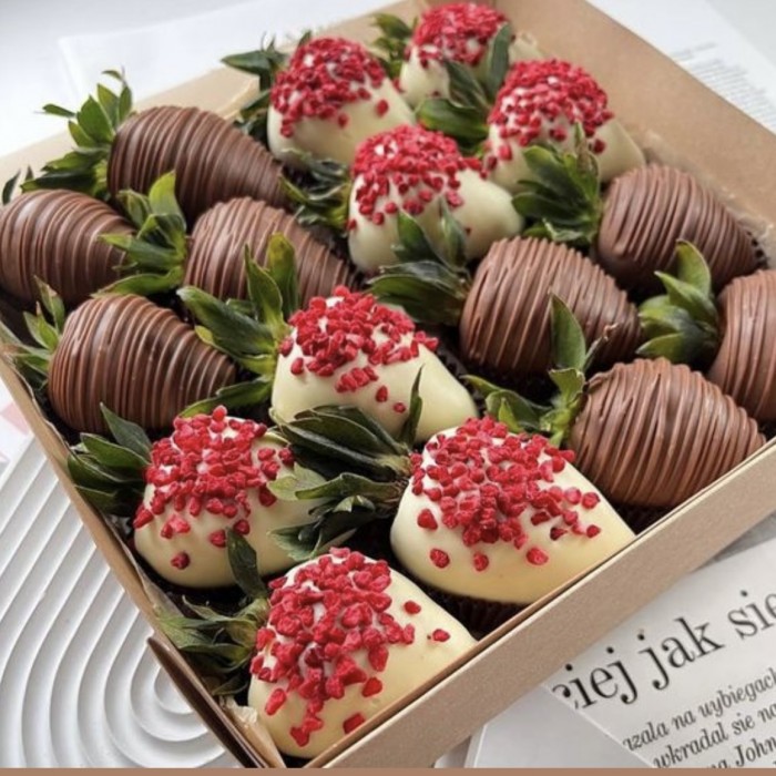 Клубника в белом и молочном шоколаде радость вкуса