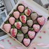 Клубника в молочном белом и розовом шоколаде 16 ягод