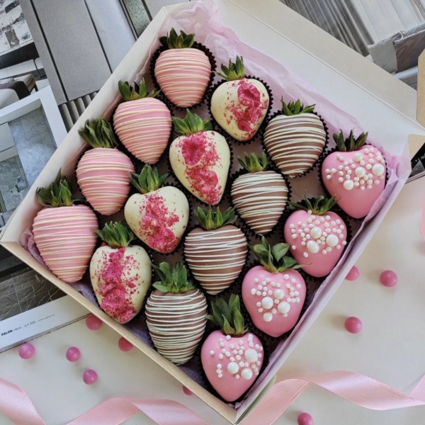 Клубника в молочном белом и розовом шоколаде 16 ягод