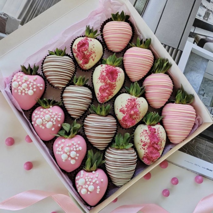 Клубника в молочном белом и розовом шоколаде 16 ягод