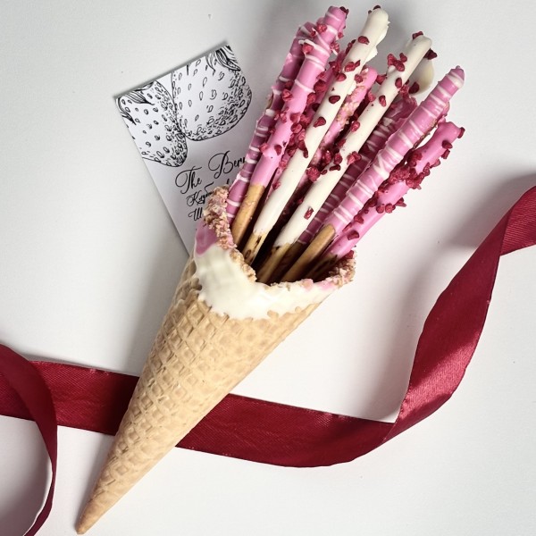 Рожок с ванильной соломкой в белом и розовом шоколаде